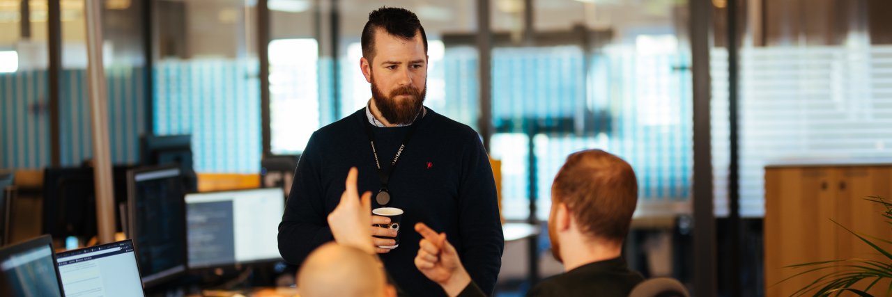 Markus Fanebust Dregi during a discussion with a colleague in the Equinor Bergen office